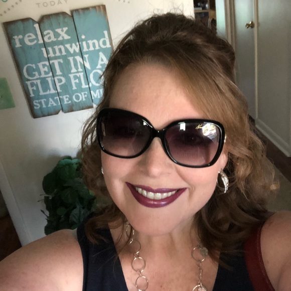 Meet your Posher, Jessica - Picture 2 of 2